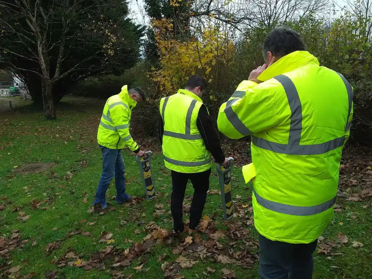 RD8100 locating equipment in field