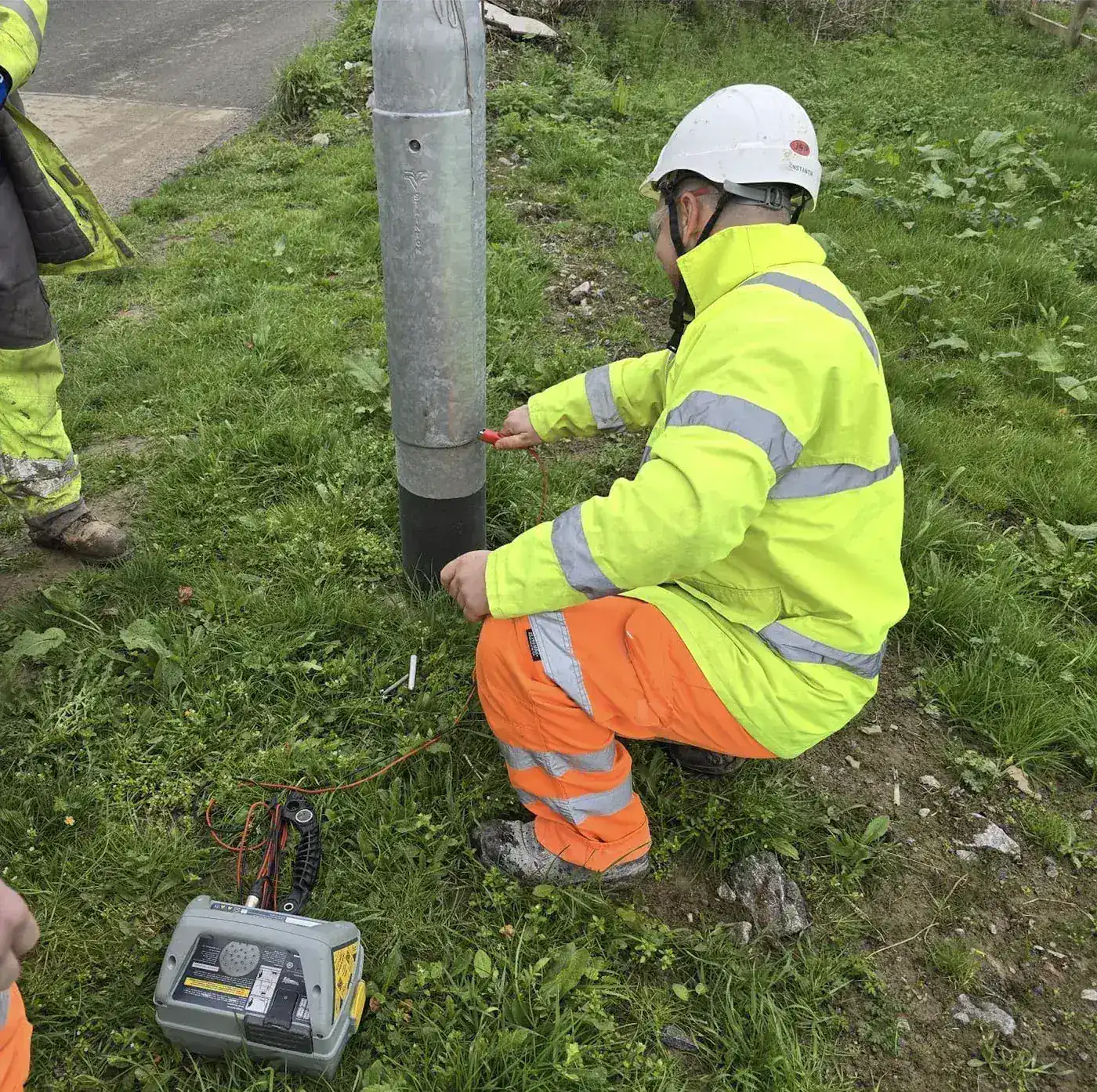 EUS Superuser signal generator application technique - direct connection to structure